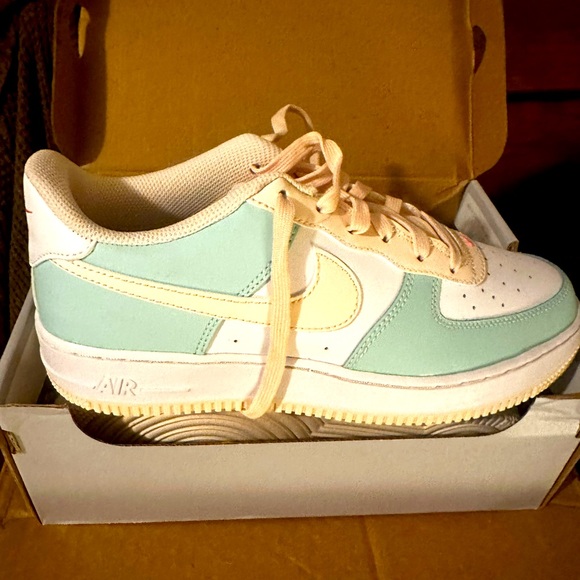 NIKE Air Force 1 (GS 7Y)Women's 8.5) Jade Ice Guava Ice, NEW in Box - Picture 9 of 10